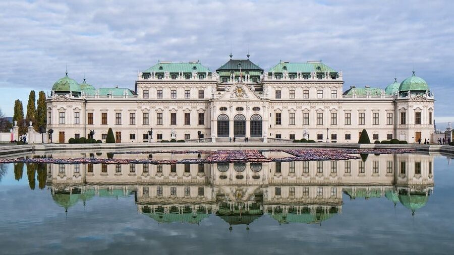 3 hour private tour in Vienna by private car - Hundertwasserhaus and Belvedere Palace