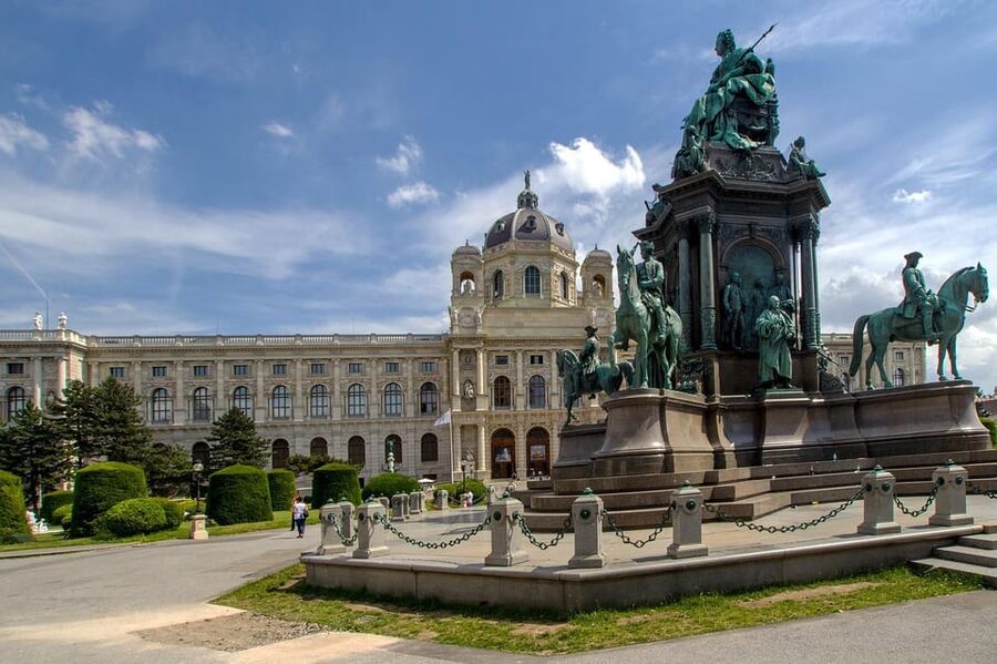3 hour private tour in Vienna by private car - Following the Ring to the Opera and Hofburg