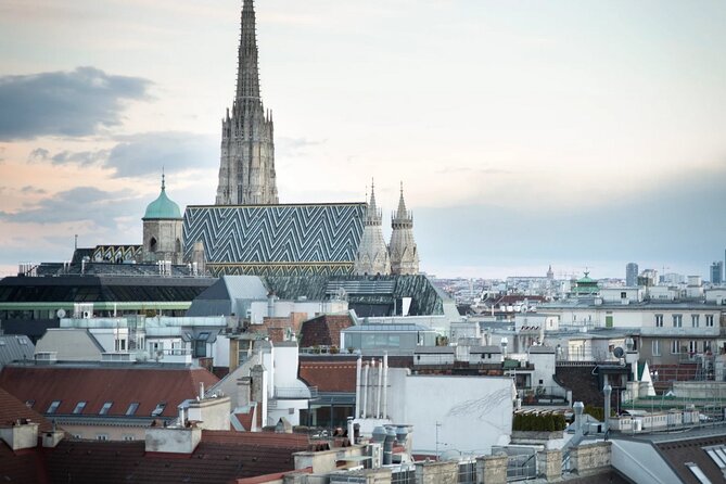 A box for a romantic walk in the city center of Vienna - Courtyards and passageways on Grünangergasse