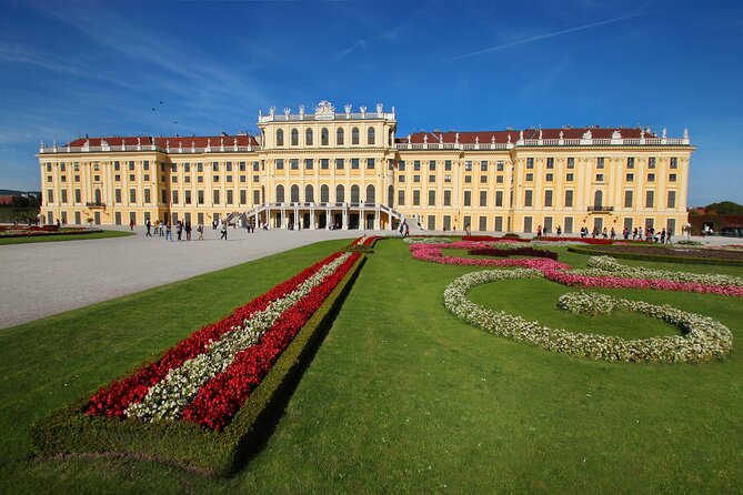 Exciting history tour and discovery of Vienna's secrets - Volksgarten and the art of the Viennese garden