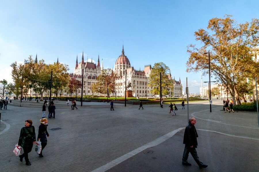 From Vienna: Guided Day Trip to Budapest - Meeting in central Vienna