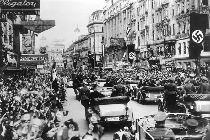 Historical Hitler Walking Tour of Vienna - Heldenplatz and the March 1938 speech