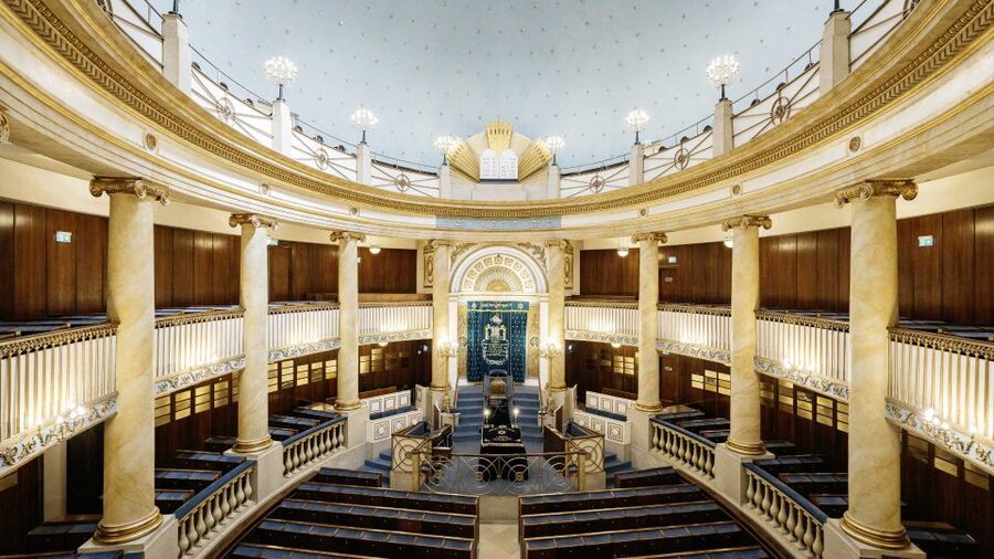 Jewish Vienna: City Synagogue Guided Tour - Inside the 1826 synagogue