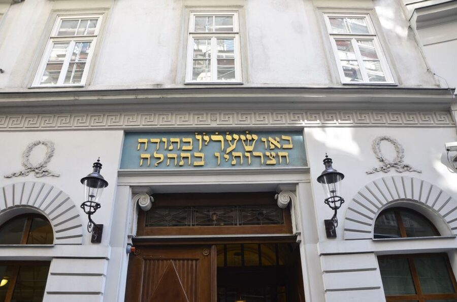 Jewish Vienna: City Synagogue Guided Tour - Jewish customs, prayer, and holidays