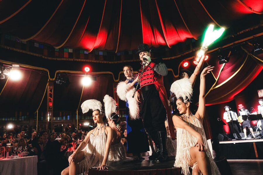 Mirage Vienna: Burlesque Spectacular – Dinner Show - Russell The Love Muscle Brunner keeps the evening moving