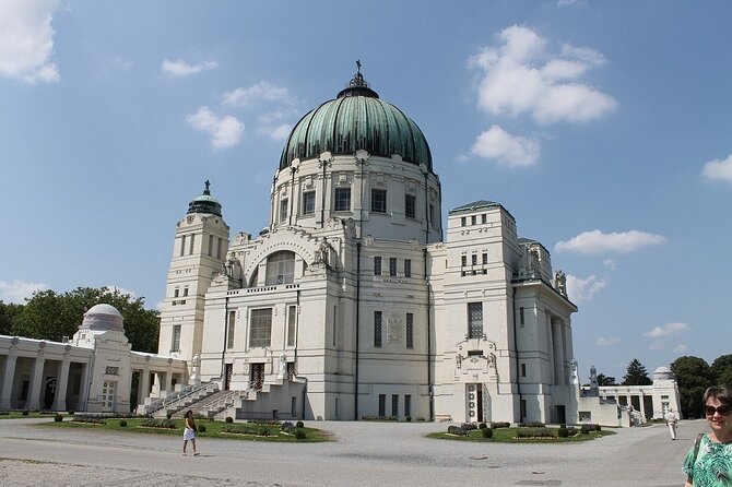 Mobile puzzle rally tour at the Vienna Central Cemetery - Starting at the second gate