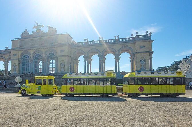 Panoramabahn Schoenbrunn - Finding the train in the Schönbrunn courtyard