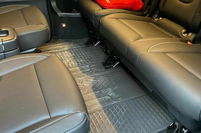 Private airport transfer in Vienna for up to 8 people in minibus - Who should book this transfer?