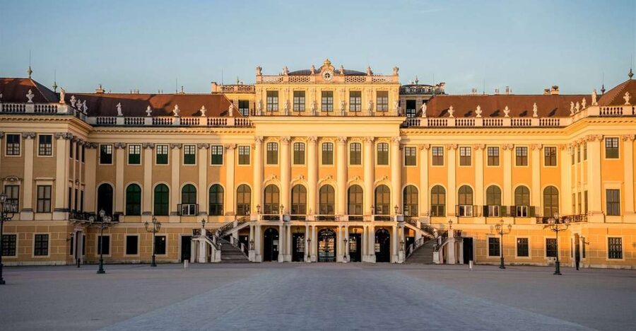 Private Schönbrunn Palace Tour: Entrance included - Meeting your guide at Group Center Schönbrunn