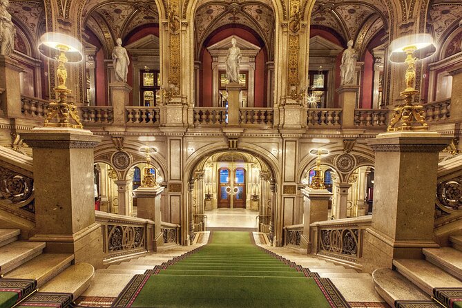 STATE OPERA - PRIVATE guided tour (tickets included) - The scandal behind the grand facade