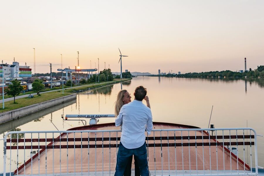 Vienna: 3-Course Evening Dinner Cruise - Service, atmosphere, and the right table mindset