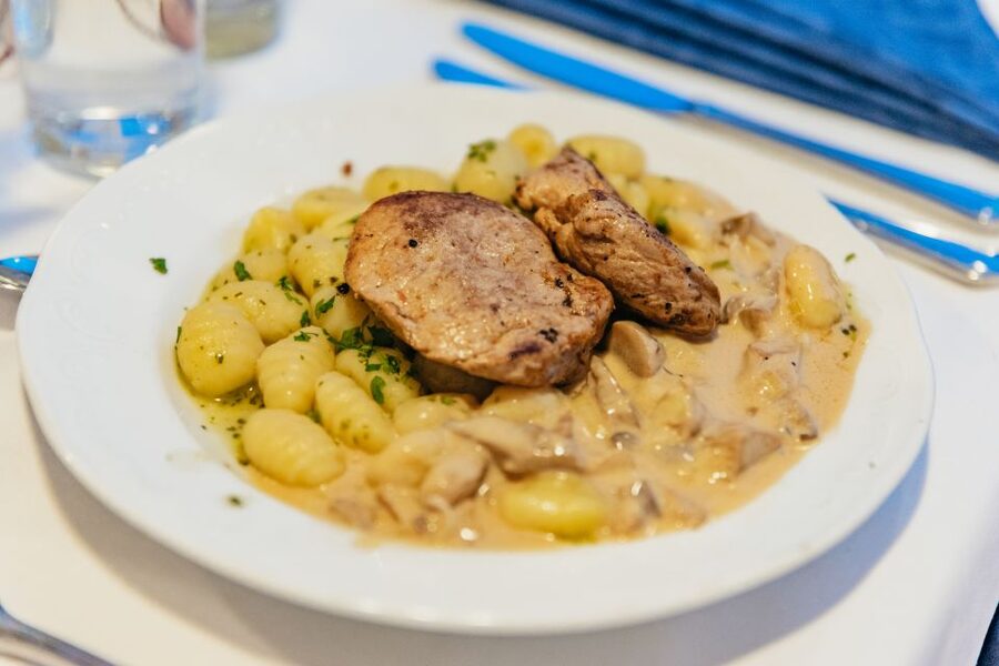 Vienna: 3-Course Evening Dinner Cruise - Families, couples, and group dinners