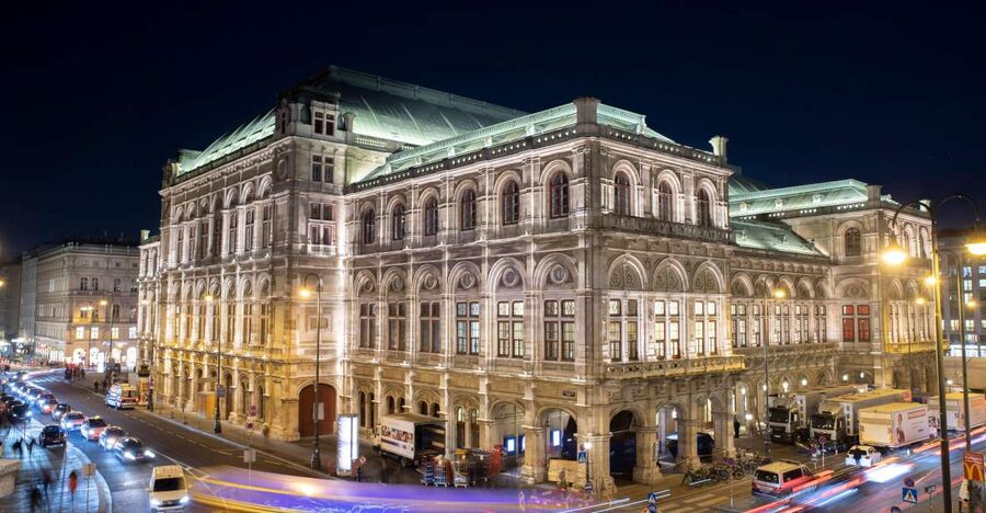 VIENNA AT NIGHT: Photo Tour of the Most Beautiful Buildings - Why Vienna’s illuminated buildings make a good photo lesson