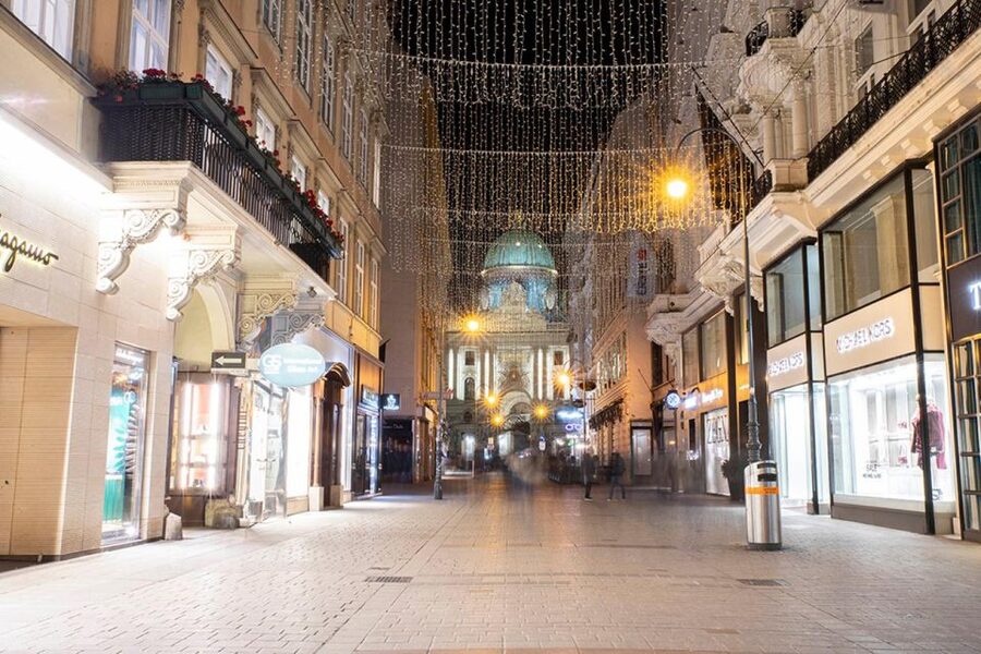 VIENNA AT NIGHT: Photo Tour of the Most Beautiful Buildings - A professional photo to take home
