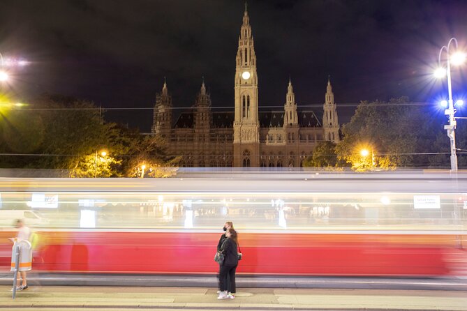 Vienna at night! Private photo tour of Vienna's most beautiful buildings - Rathaus and the long-exposure holiday photo
