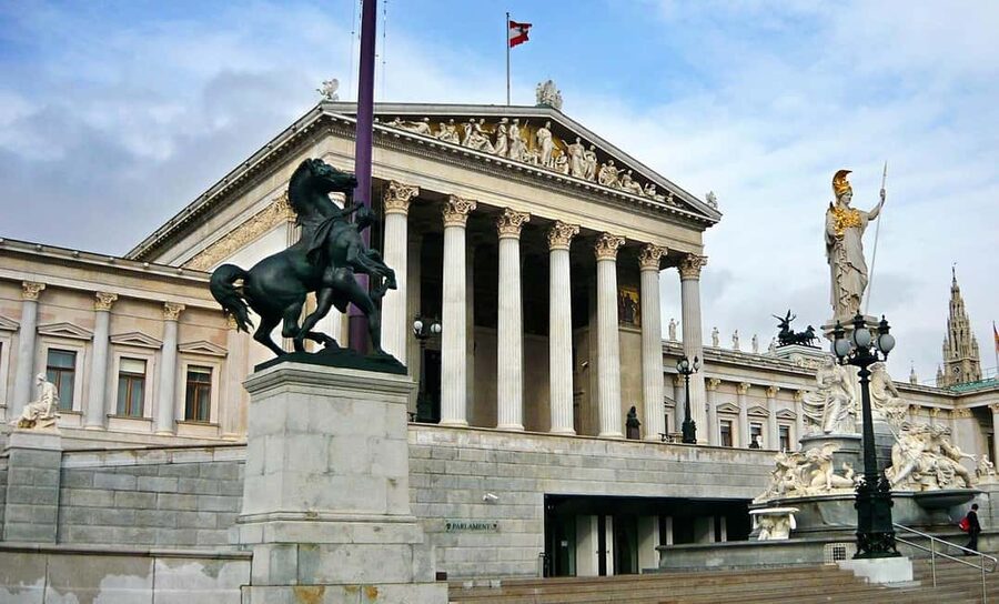 Vienna: Best of Vienna in 2 Hours with a Local - What this two-hour Vienna ride really offers