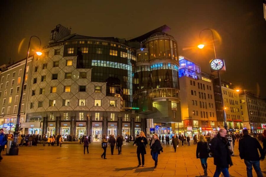 Vienna: Big Bus City Highlights Night Tour with Live Guide - What the guide adds to the ride