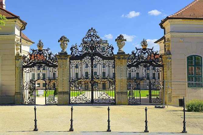 Vienna-Budapest One-Way Sightseeing Transfer - What the guide adds to the day