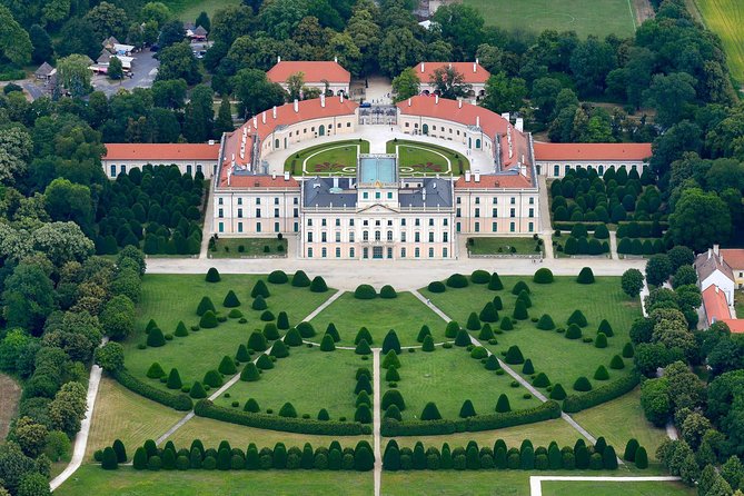 Vienna-Budapest One-Way Sightseeing Transfer - Vehicle, luggage, and the group-size question