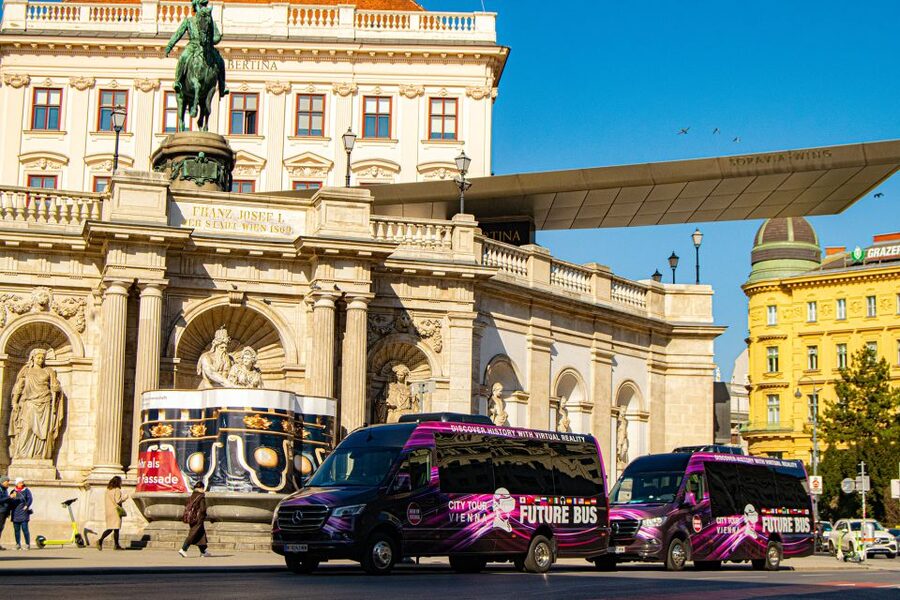 Vienna: Bus Tour with Virtual Reality Experience - From Volksgarten to City Hall and the Burgtheater