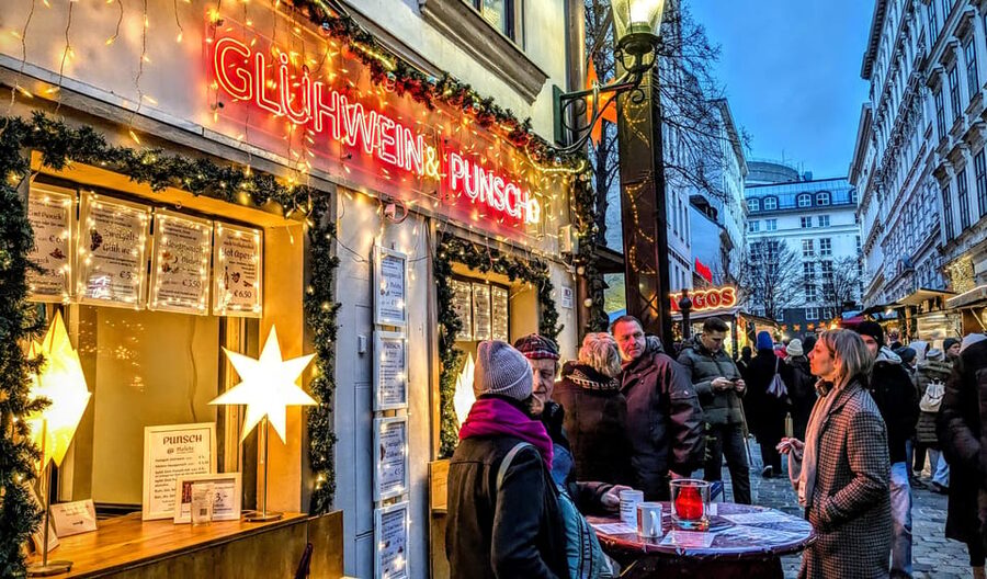 Vienna: Christmas Market Food and Drinks Tour - Four markets, four different moods