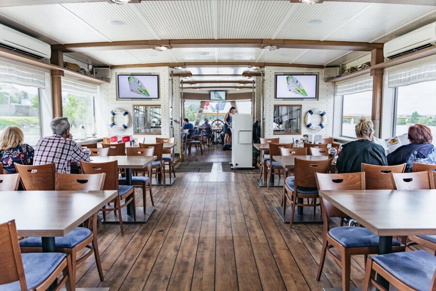 Vienna: City Cruise with Optional Lunch - Choosing between the restaurant and outside deck