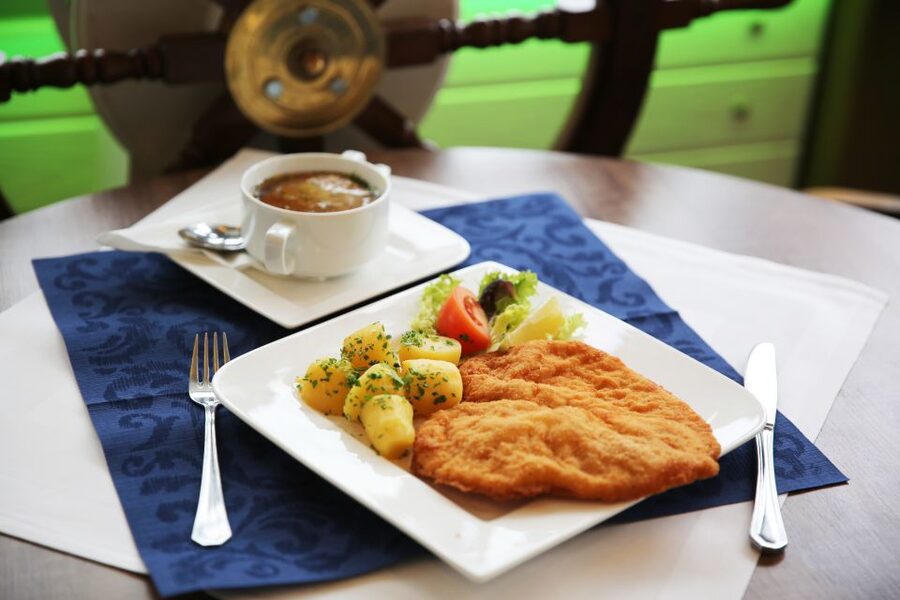 Vienna: Cruise and Schnitzel Tour - What arrives on your plate