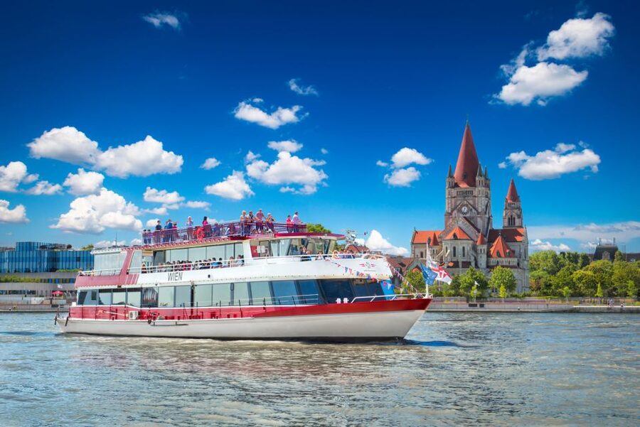 Vienna: Cruise and Schnitzel Tour - Commentary, language, and seating advice