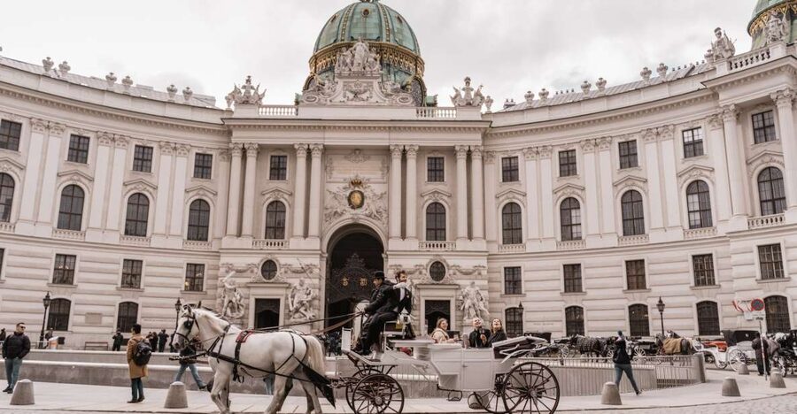Vienna: Culinary Horse-Drawn Carriage Experience - The 40-minute route through Vienna’s imperial center