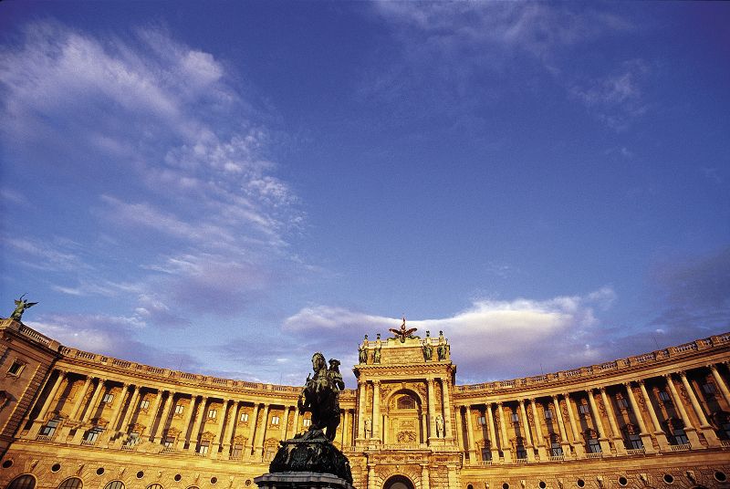 Vienna: Full-Day Private Tour including Schönbrunn Palace - Lunch with a reserved table, but not a prepaid meal