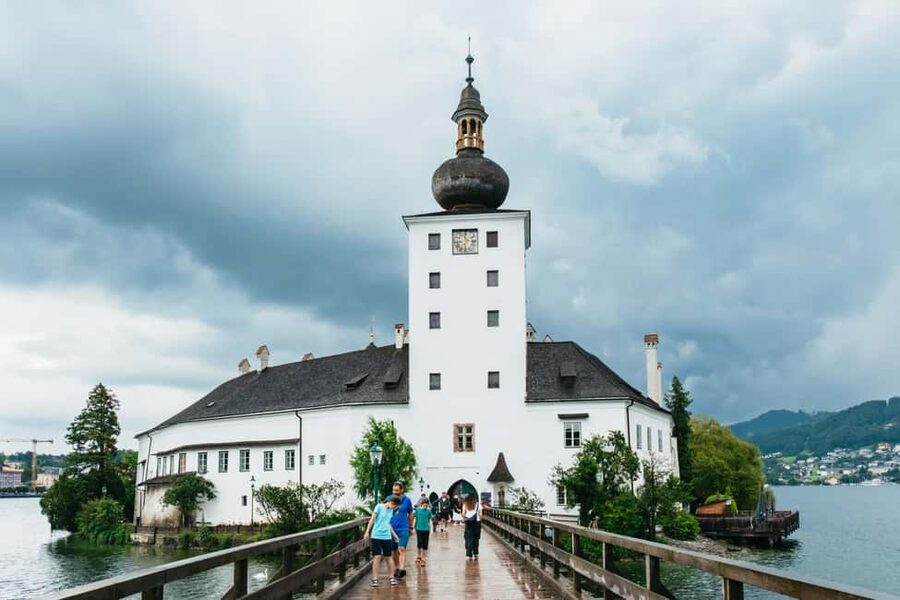 Vienna: Hallstatt & Alpine Peaks Day Trip with Skywalk Lift - The guide can shape the whole day