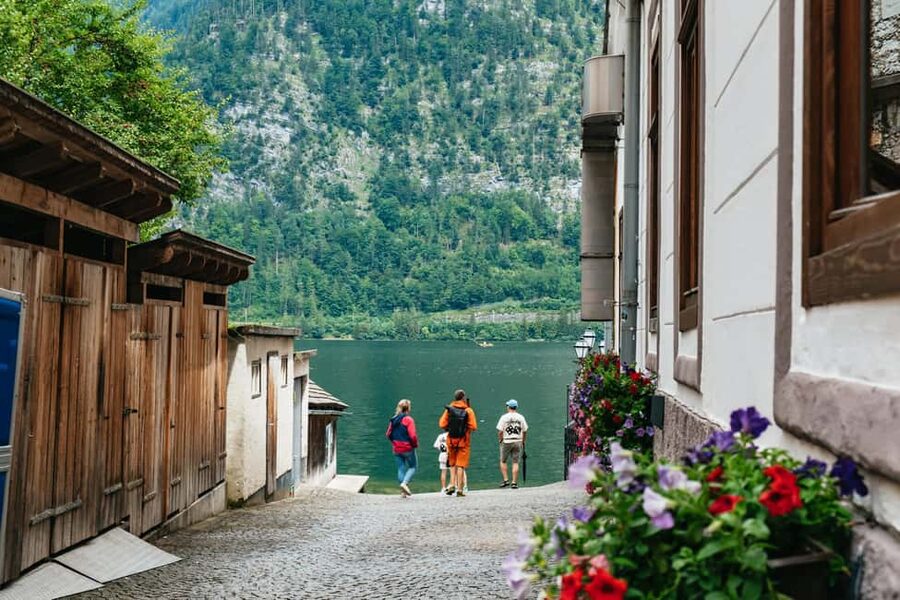 Vienna: Hallstatt & Alpine Peaks Day Trip with Skywalk Lift - Rest stops and the long return to Vienna