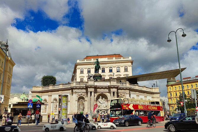 Vienna Highlight Tour - yue walk - Stallburg and the Lipizzaner connection