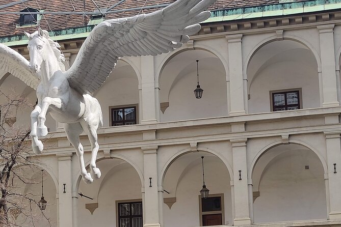 Vienna Highlight Tour - yue walk - Heldenplatz and Vienna’s public stage