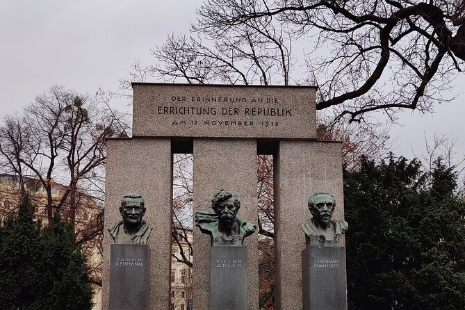 Vienna Highlight Tour - yue walk - Maria Theresa Square and the power of one empress