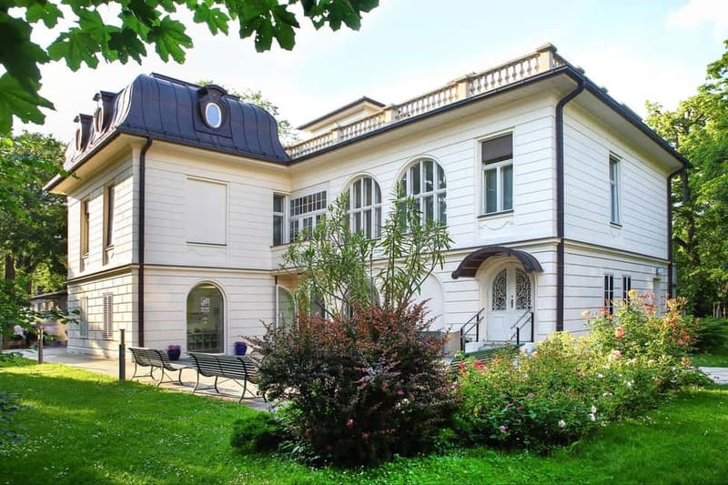 Vienna: Klimt Villa (Gustav Klimt Atelier & Museum) Ticket - Entering the Klimt Villa in Vienna