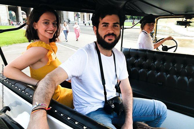 Vienna Oldtimer Tour (60 min) Incl. bottle of Prosecco - Votivkirche and the quieter side of the center