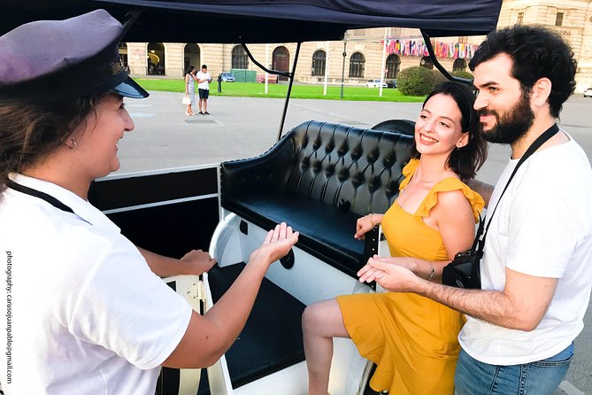Vienna Oldtimer Tour (60 min) Incl. bottle of Prosecco - Albertina, the old Moulin Rouge, and Schwarzenbergplatz
