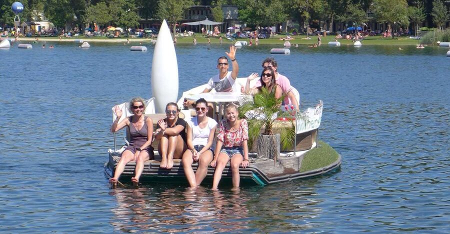 Vienna: Private Floating Island E-Boat Rental on Danube - Your private floating island for up to eight people