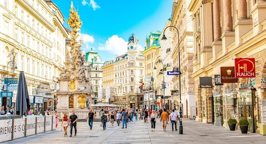 Vienna Private Full Day Tour – Tickets to Schönbrunn & Lunch - Riding the metro to Schönbrunn