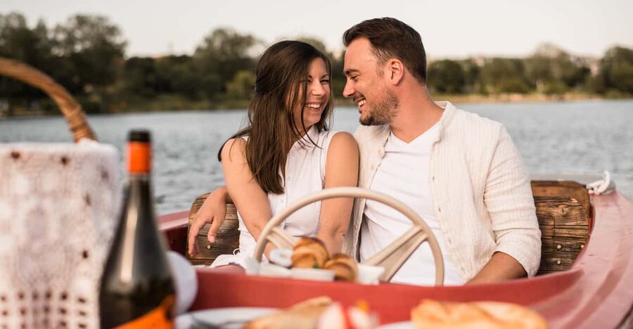 Vienna: Retro Boat Tour on the Danube River with Picnic - What the two-hour cruise is really like