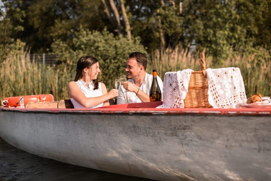 Vienna: Retro Boat Tour on the Danube River with Picnic - Why the private format matters