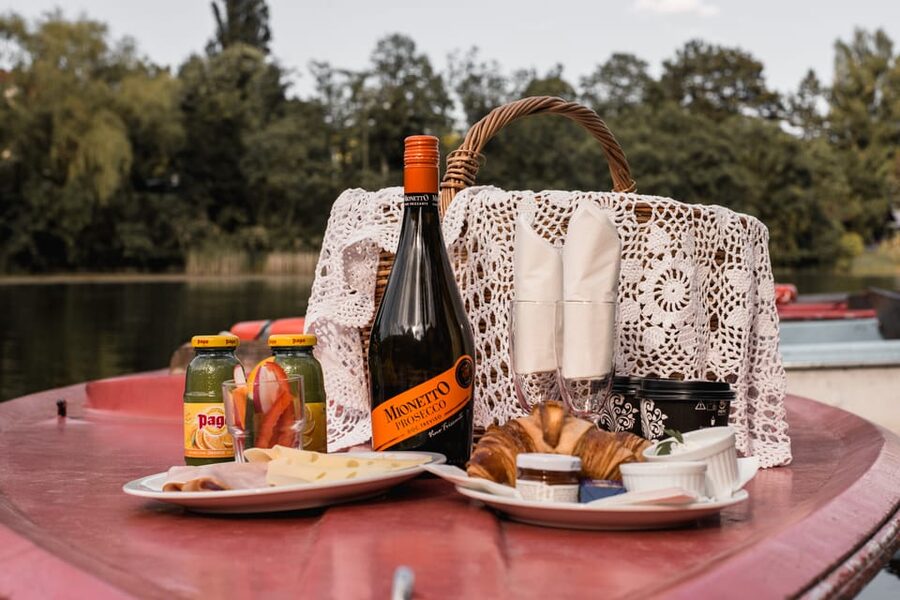 Vienna: Retro Boat Tour on the Danube River with Picnic - Arriving at the restaurant and finding the boat