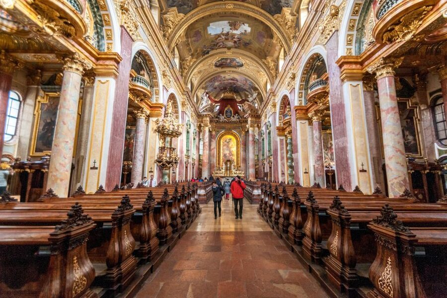 Vienna: Romantic Old Town 2-Hour Discovery Tour - Guide style and the private-group advantage
