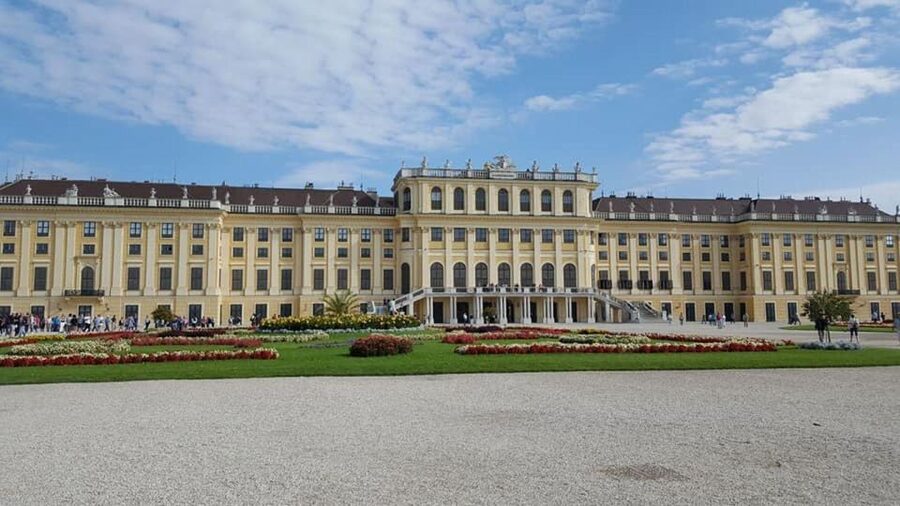 Vienna: Schönbrunn Palace & Christmas Market Walking Tour - Schönbrunn Palace and the Christmas Market in One Visit