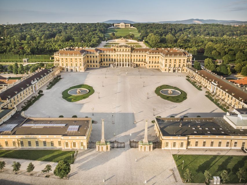 Vienna: Schönbrunn Palace Entry Ticket with Lunch - Walking into Schönbrunn Palace