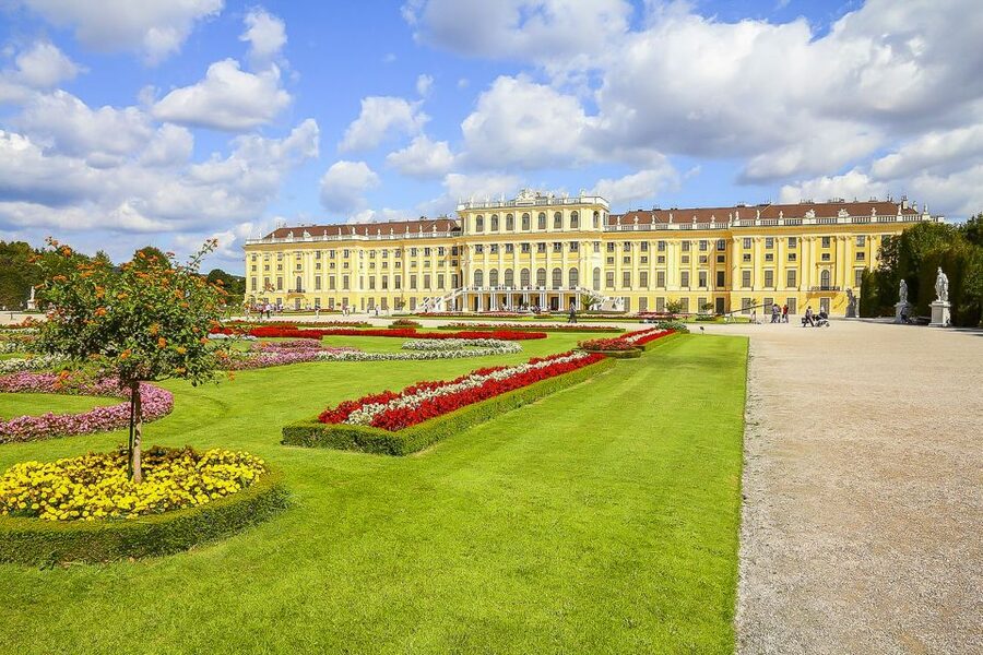 Vienna: Schönbrunn Palace & Gardens Skip-the-Line Tour - Why a live guide helps here