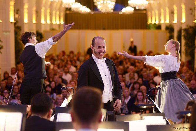 Vienna: Schönbrunn Palace Tour at 7 PM & Classical Concert - Mozart, Strauss, singers, and dancers