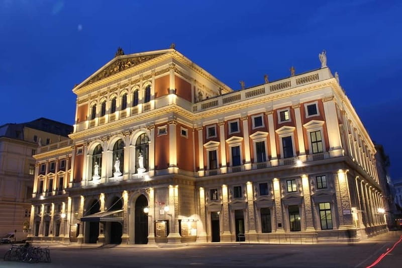 Vienna: Sightseeing Tour in an 8 seats electric classic car - Who will enjoy this ride most?