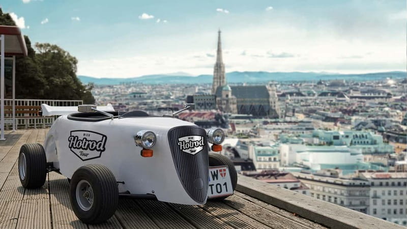 Vienna: Sightseeing Tour in Hotrod - What the guides add to the experience